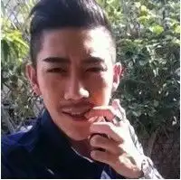 最近网上很火的一个男头像很man很酷很成熟还有点小胡子
