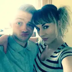 英格兰32岁女子与18岁小伙结婚了,现在他们的儿子已经1岁
