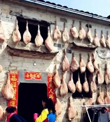 城里女子跟着农村男友回家,看到墙壁上的景象,终于答应嫁给他
