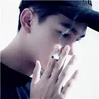 寂寞的人只能自己抽支烟帅哥抽烟头像
