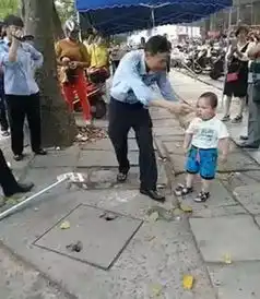 熊孩子持钢管干城管,你真笑得出来
