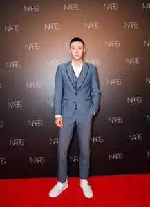 一周男星着装丨虽然这期好看的挺多,但我还是被靳东和陈道明的黑白机车大片秒到了
