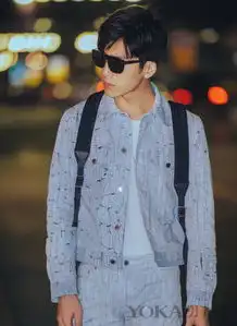 为了显腿长他穿了件黄色箱型夹克直男界又多了一股清泉
