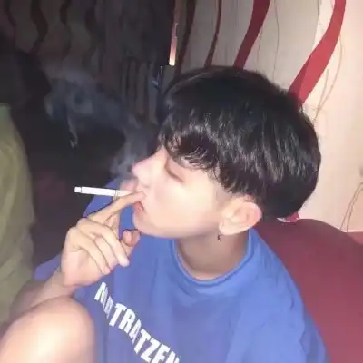 抽烟头像男生霸气十足霸气冷酷叼烟
