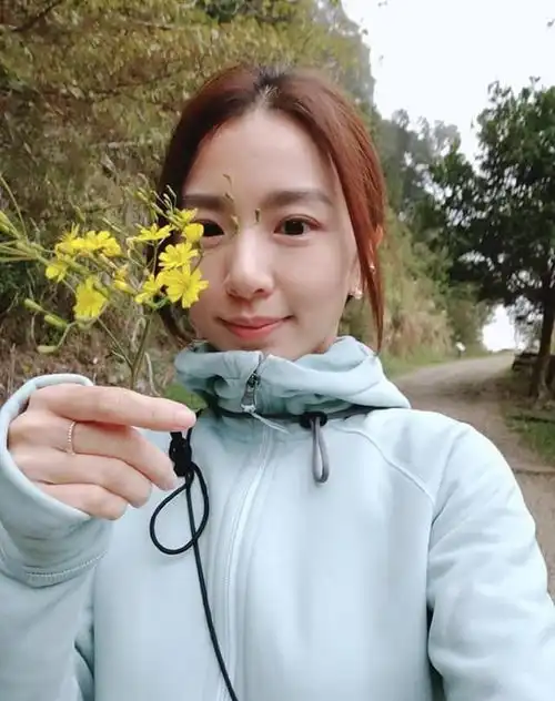 田馥甄t恤牛仔裤身材苗条,同框吴青峰不像80后,味道更为时髦
