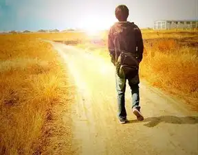 求一张图片一男的独自背着背包踏上旅程的背影图
