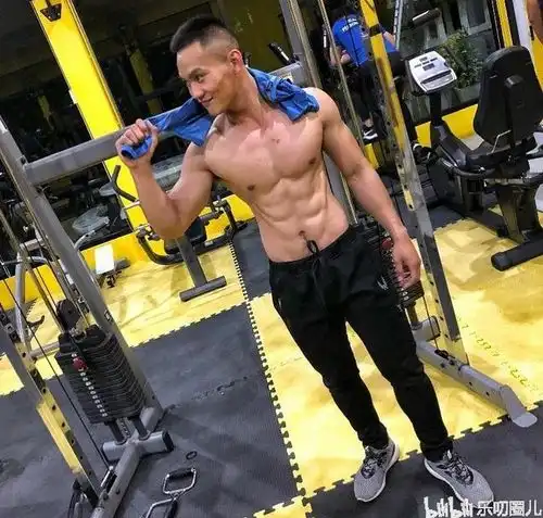 圆寸型男是长跑达人,健身运动打造精壮肌肉,行走的荷尔蒙
