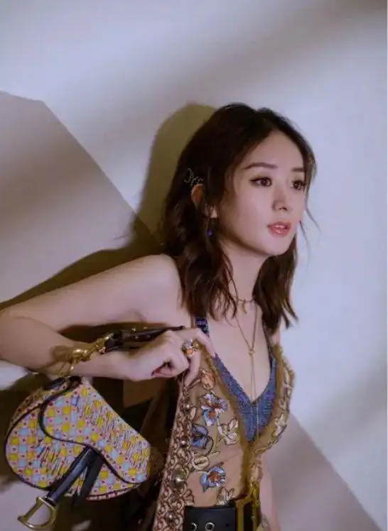 赵丽颖产后首发照片,网友激动,颖宝要开始营业啦
