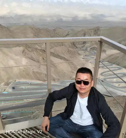 人生就是互相搀扶深夜,纪念过往加油男人人生就像一场旅行人到中年
