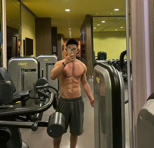 满身肌肉的杭州大男孩,精致帅气,健身锻造出漂亮胸肌人鱼线
