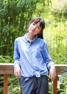 曾因出演小男孩而走红的她,长大后非常漂亮,今成为二次元少女

