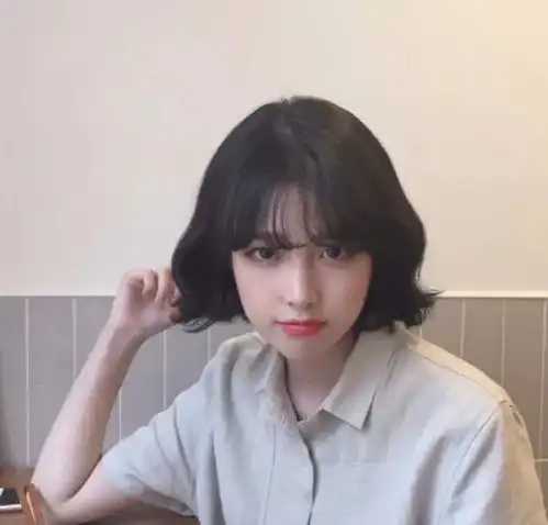 发型黑色头发的女生,弄哪种发型最好看
