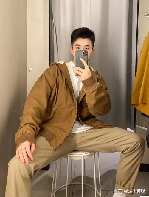 请问男生穿白色卫衣,外面搭配黑色夹克好看吗
