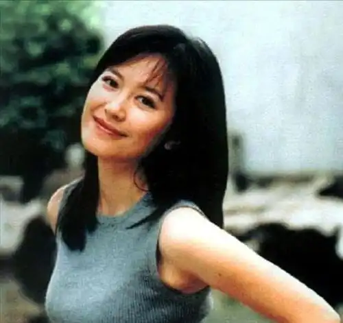 至今未婚未育,身边却有男人陪了近20年54岁的她才是真人间清醒
