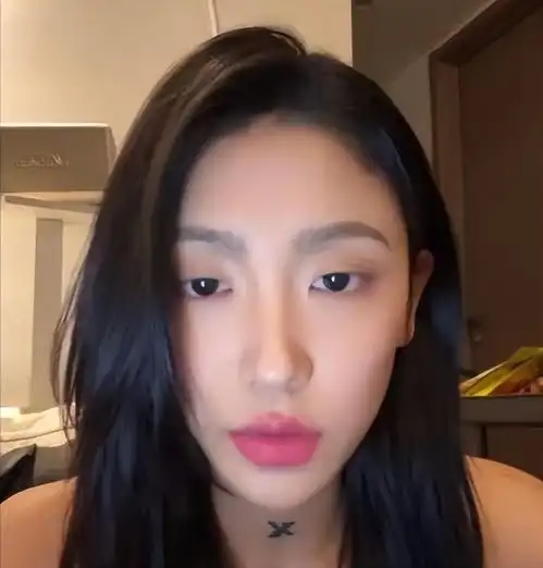 18岁男孩偷拍后续父母拒不道歉,女子无辜被网暴,表态绝不撤案
