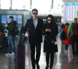 李冰冰与男友许文楠现身机场两人搂腰摸脸亲密小动作不断
