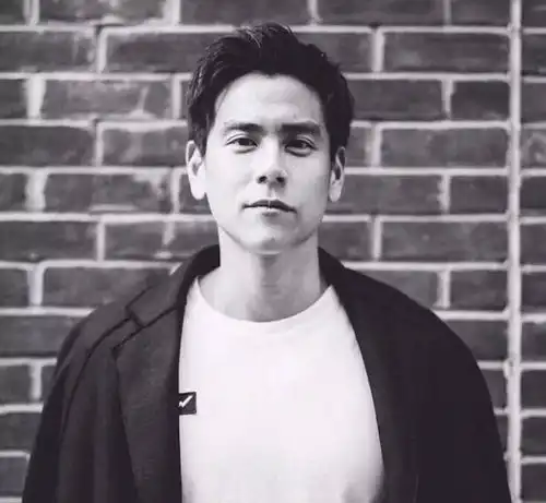 彭于晏开始放飞自我长发造型洒脱不羁,网友这难道不是陈坤吗
