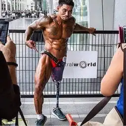 一条腿泰国大叔超励志练出爆炸肌肉征服娇妻
