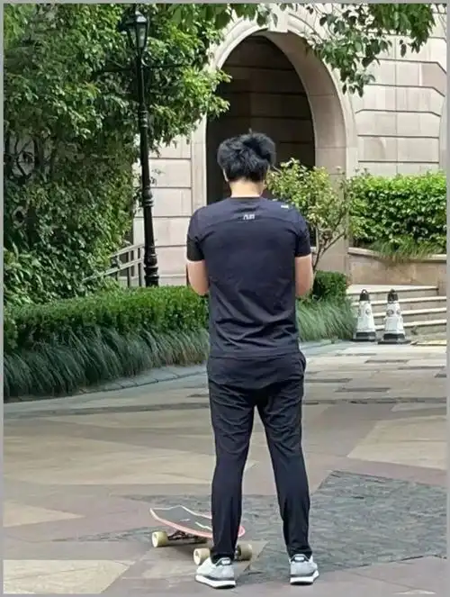 夜跑偶遇彭于晏,网友好嘛,又变回了我高攀不起的样子

