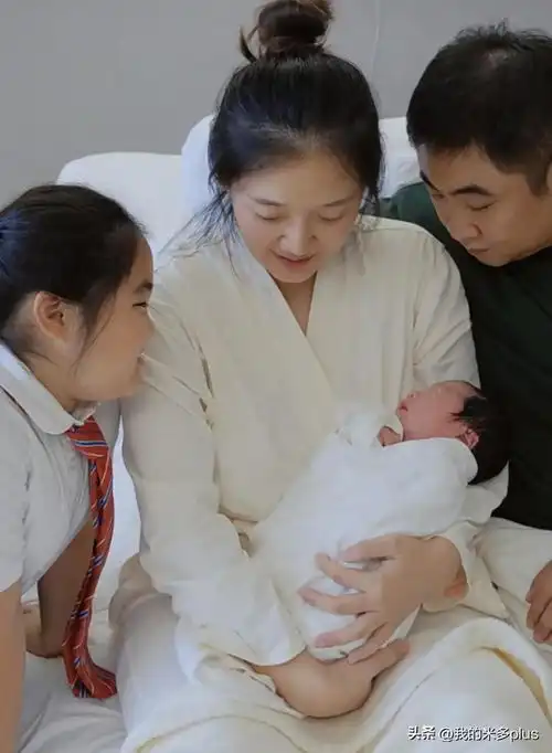 乔杉老婆生了三胎是男孩凑成好字,宝宝头发乌黑,鼻子很大
