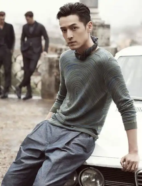 胡歌既有少年感又有男人味,穿搭很随便,但穿上身气场十足
