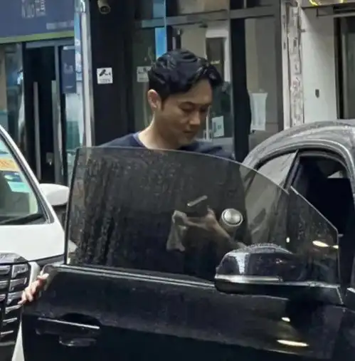 54岁张智霖在香港驾豪车外出,素颜状态好差,走路姿势像男模
