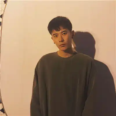 阳光简洁帅气男生头像阳光男生qq头像
