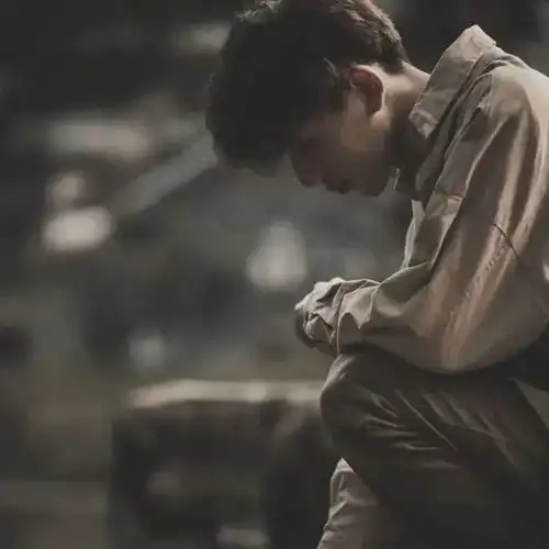 男生头像越过山丘才发现无人等候
