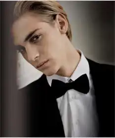 求这两个帅哥的名字欧美的好像是模特吧
