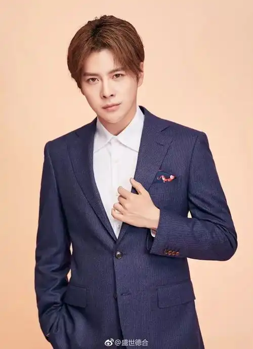 西装绅士风男头像徐海乔