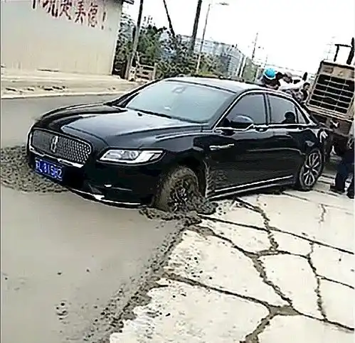 小伙开豪车回村,刚进村就卡路里,拖车来了也犯愁
