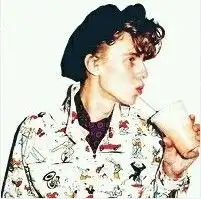 求这张图片的情侣女头像
