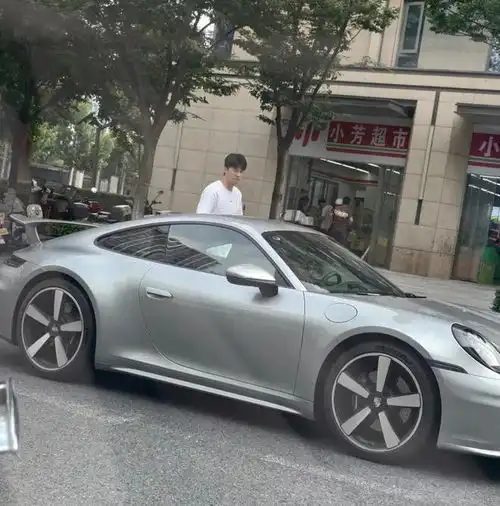 汪顺休假返回杭州,开价值百万的保时捷豪车,身材高大像国际男模

