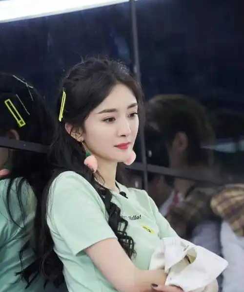 杨幂激怒网友秀漫画腰被轮番批评引发焦虑,本人被逼道歉
