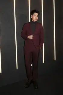 赵又廷纽约时装周看秀完美驾驭勃艮第红西装
