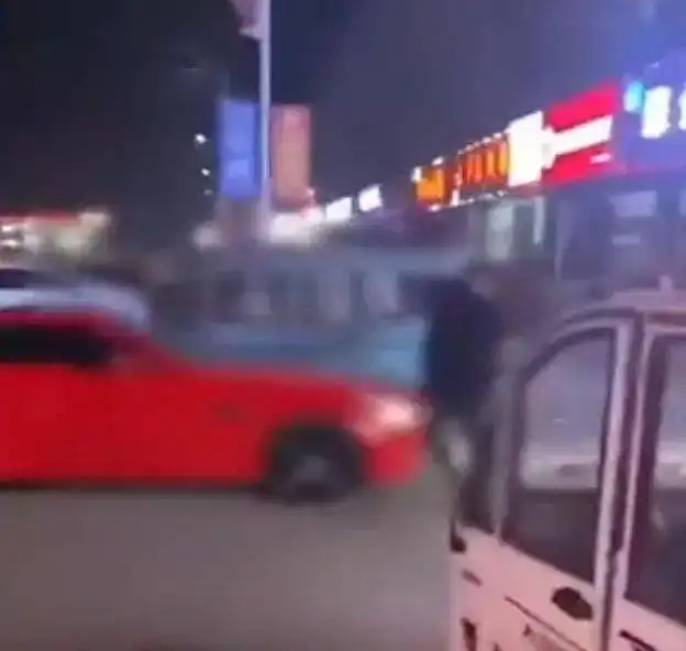 辽宁一男子开跑车故意加速撞人辽阳警方通报图片视频
