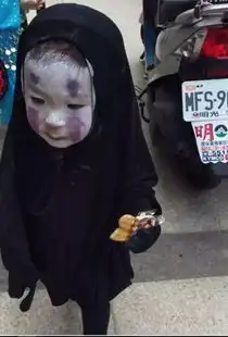 小萝莉扮无脸男太逼真吓哭同学卸妆后是萌妹子