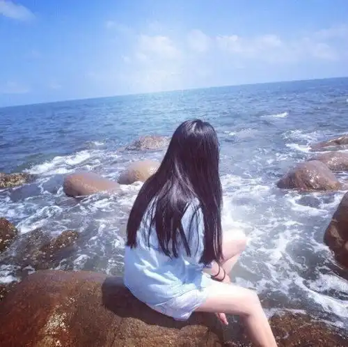 八字财星不显,伤官透干的女命,感情不顺,遇财星岁运方有财可发
