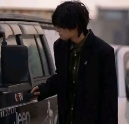 透露着委屈的男生头像
