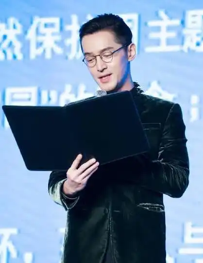胡歌和蔡徐坤戴眼镜差别大成熟男人和痞帅小生look
