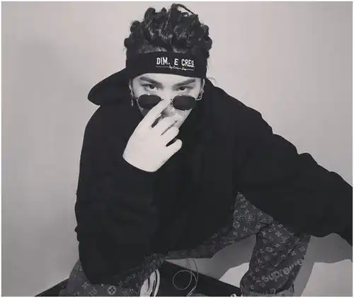 justin晒硬照,又是小尾巴,又是盲人歌手,粉丝引发p图大赛

