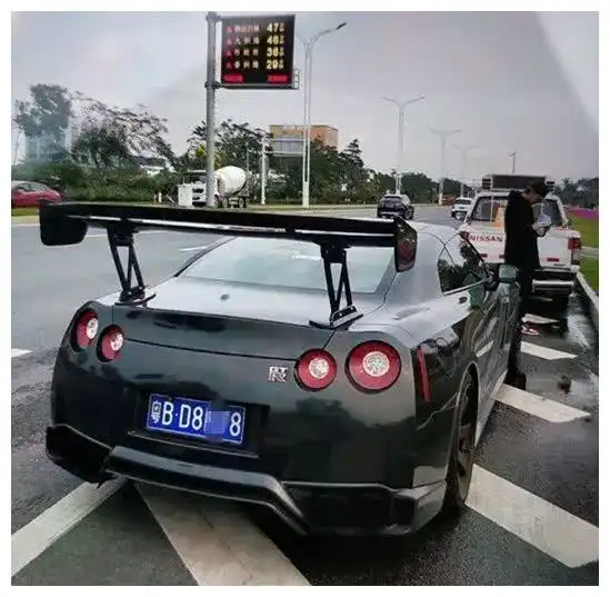 深圳男子开百万豪车到珠海玩,因车窗太干净被立马拦下
