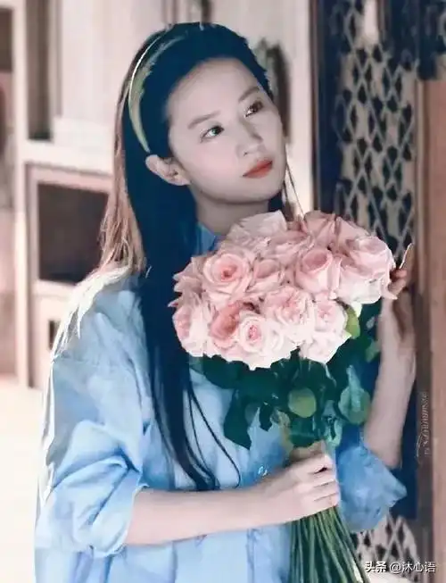ai版和真人版刘亦菲捧花图像对比
