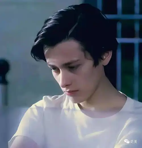 欧阳娜娜搭上大17岁男星看完这张脸我理解了
