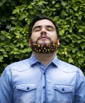 美男性胡须插花演绎另类波西米亚风
