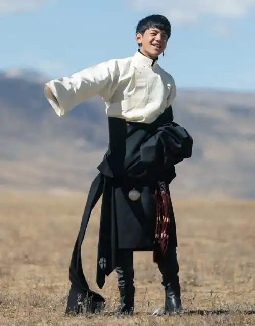 丁真成撕漫男代表,看他被曝光的活动生图,比顶流男星还帅
