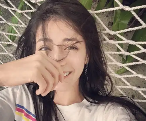 来一波迪丽热巴的自拍美照,每一张都想拿走当头像
