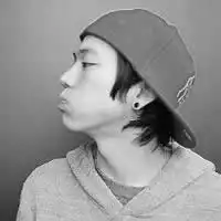 qq男生头像黑白戴帽子
