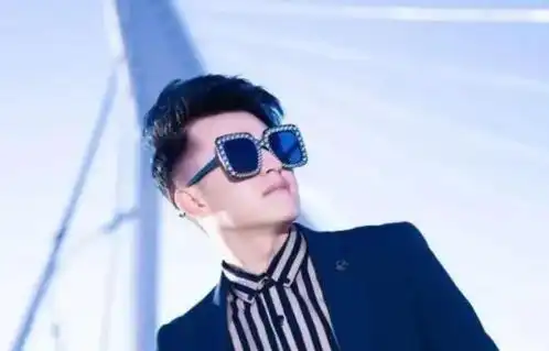 网红夫妻发生矛盾,男主播将老婆杀害,自己服毒后两人被合葬
