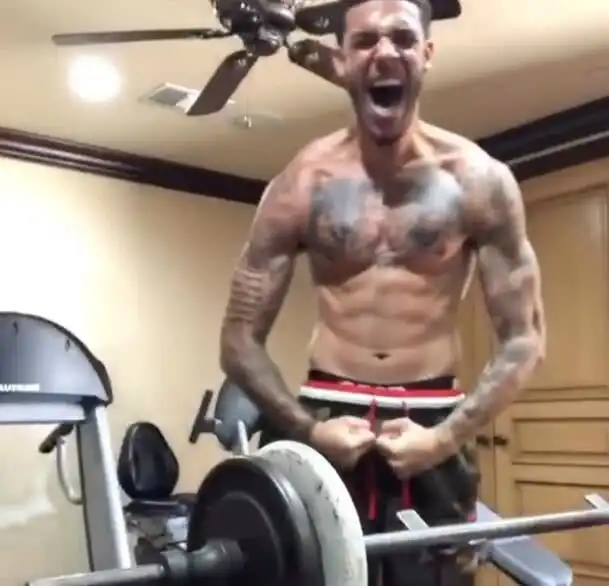 球哥健身房挥汗如雨,停赛身材非但没走样,还练成魔鬼筋肉人
